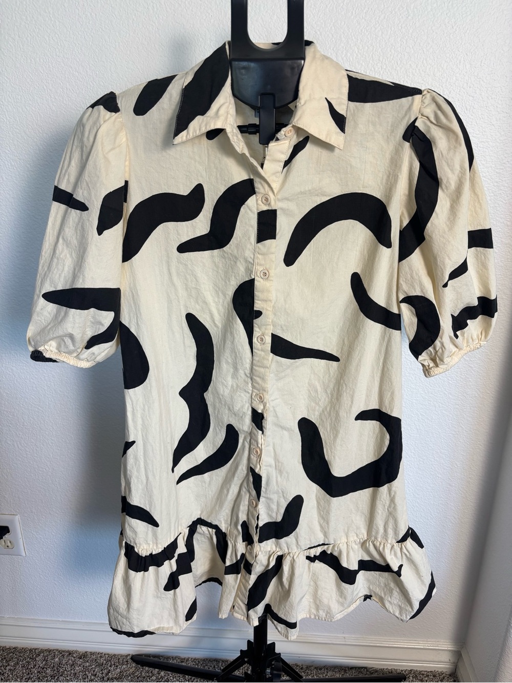 Sincerly Jules Cream Button-Front Shirt Dress with Black Abstract Print